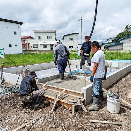 戸建ての基礎をつくる地元の職人